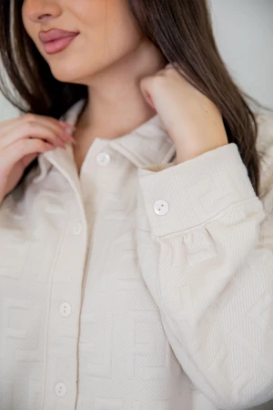 طقم نسائي شتوي قطعتين لون اوف وايت ذو أكمام طويلة و أزرار من الأمام و الأكمام و بزم و رباط من الخصر و جيب من الخلف