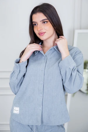 طقم نسائي شتوي قطعتين لون سماوي ذو أكمام طويلة و أزرار من الأمام و الأكمام و بزم و رباط من الخصر وجيب من الخلف