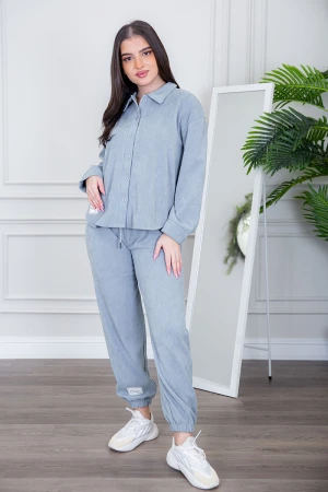 طقم نسائي شتوي قطعتين لون سماوي ذو أكمام طويلة و أزرار من الأمام و الأكمام و بزم و رباط من الخصر وجيب من الخلف