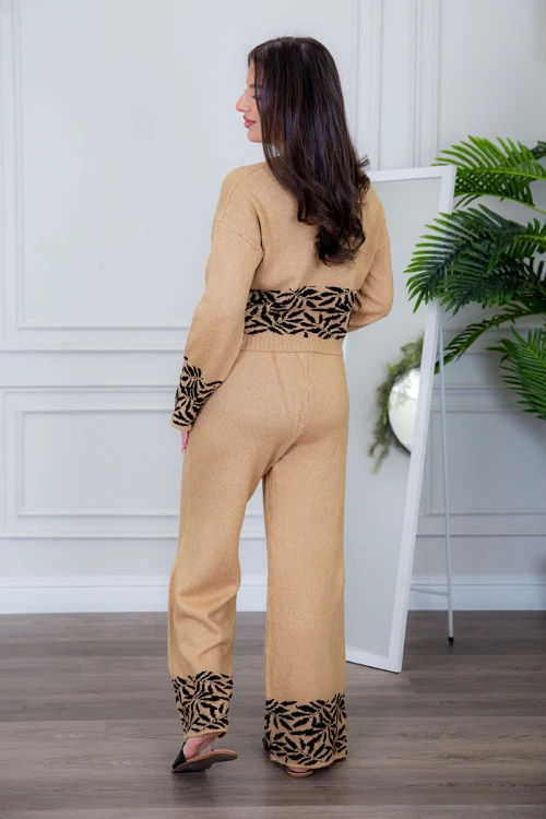 طقم تريكو نسائي شتوي قطعتين متعدد الألوان مشجر ذو أكمام طويلة و بنطلون طويل