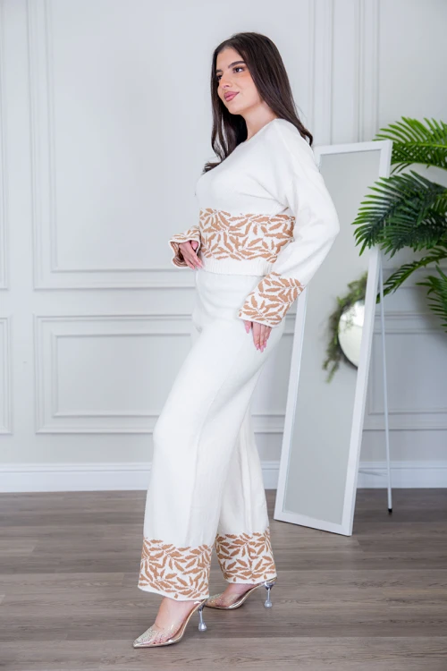 طقم تريكو نسائي شتوي قطعتين متعدد الألوان مشجر ذو أكمام طويلة و بنطلون طويل