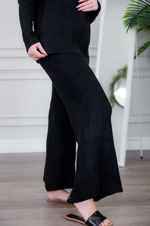 طقم تريكو نسائي شتوي قطعتين لون أسود بياقة عالية وسحاب من الأمام ذو أكمام طويلة و بنطلون طويل