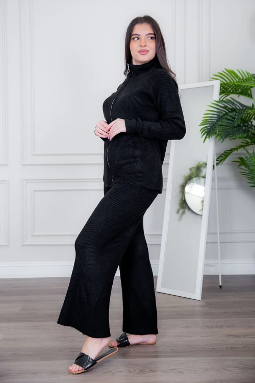 طقم تريكو نسائي شتوي قطعتين لون أسود بياقة عالية وسحاب من الأمام ذو أكمام طويلة و بنطلون طويل