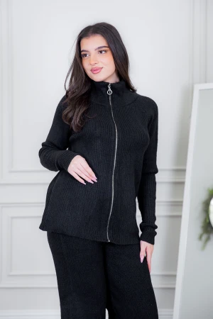 طقم تريكو نسائي شتوي قطعتين لون أسود بياقة عالية وسحاب من الأمام ذو أكمام طويلة و بنطلون طويل