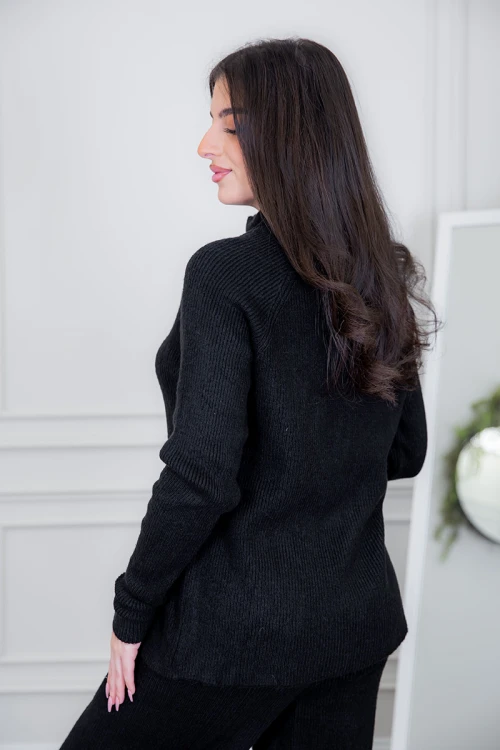 طقم تريكو نسائي شتوي قطعتين لون أسود بياقة عالية وسحاب من الأمام ذو أكمام طويلة و بنطلون طويل