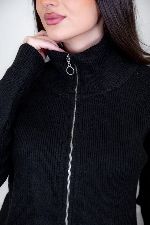 طقم تريكو نسائي شتوي قطعتين لون أسود بياقة عالية وسحاب من الأمام ذو أكمام طويلة و بنطلون طويل