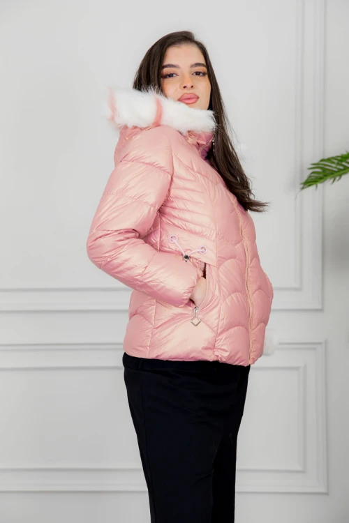 جاكيت نسائي شتوي منفوخ لون وردي لامع بقبعة فرو منفصلة قابلة للتركيب ذو أكمام طويلة و سحاب و جيوب من الأمام و رباط و زم من الخصر