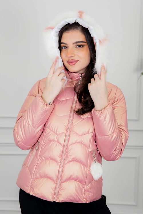 جاكيت نسائي شتوي منفوخ لون وردي لامع بقبعة فرو منفصلة قابلة للتركيب ذو أكمام طويلة و سحاب و جيوب من الأمام و رباط و زم من الخصر