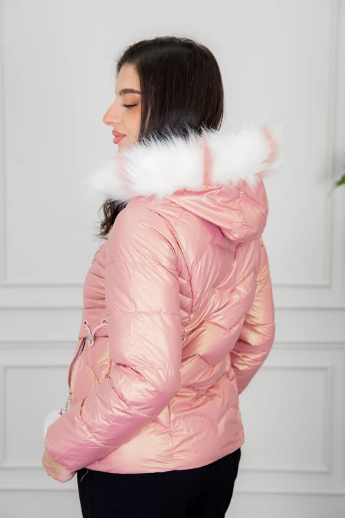 جاكيت نسائي شتوي منفوخ لون وردي لامع بقبعة فرو منفصلة قابلة للتركيب ذو أكمام طويلة و سحاب و جيوب من الأمام و رباط و زم من الخصر