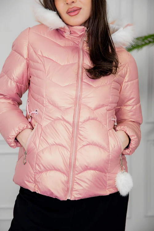 جاكيت نسائي شتوي منفوخ لون وردي لامع بقبعة فرو منفصلة قابلة للتركيب ذو أكمام طويلة و سحاب و جيوب من الأمام و رباط و زم من الخصر