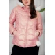 جاكيت نسائي شتوي منفوخ لون وردي لامع بقبعة فرو منفصلة قابلة للتركيب ذو أكمام طويلة و سحاب و جيوب من الأمام و رباط و زم من الخصر