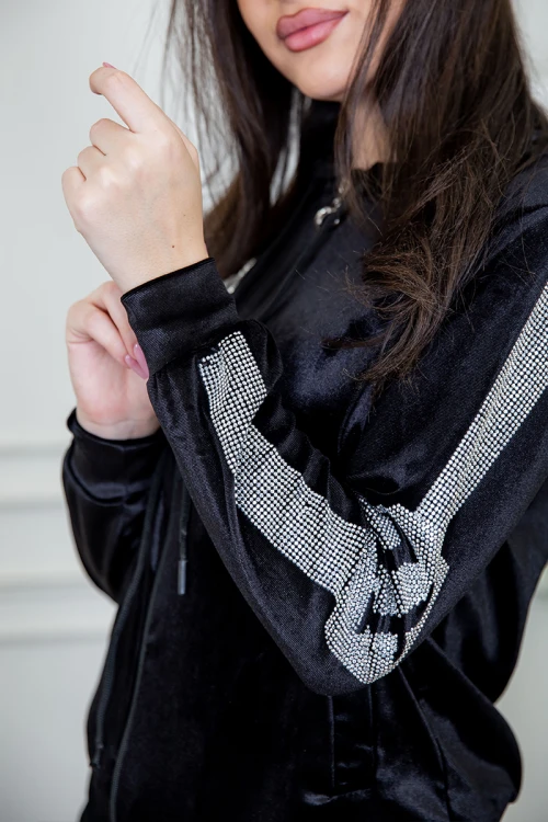 طقم نسائي شتوي قطعتين قماش مخمل لون أسود مزين بفصوص كريستال و بقبعة رأس متصلة برباط قابل للتصغير و سحاب و جيوب من الأمام