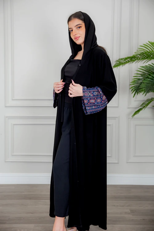 عباية نسائية كشميري أنيقة لون أسود مزينة من الأكمام و أزرار من الأمام مع طرحة
