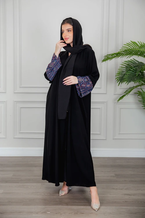 عباية نسائية كشميري أنيقة لون أسود مزينة من الأكمام و أزرار من الأمام مع طرحة