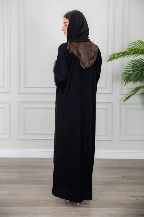 عباية نسائية كشميري أنيقة لون أسود مزينة من الأكمام و أزرار من الأمام مع طرحة