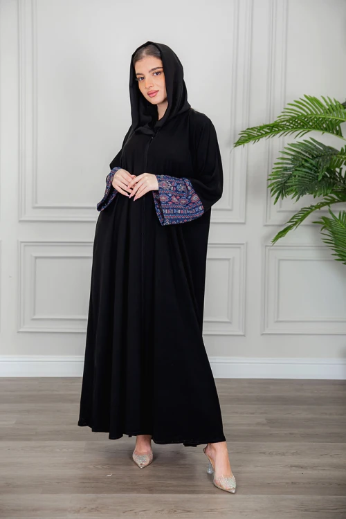 عباية نسائية كشميري أنيقة لون أسود مزينة من الأكمام و أزرار من الأمام مع طرحة