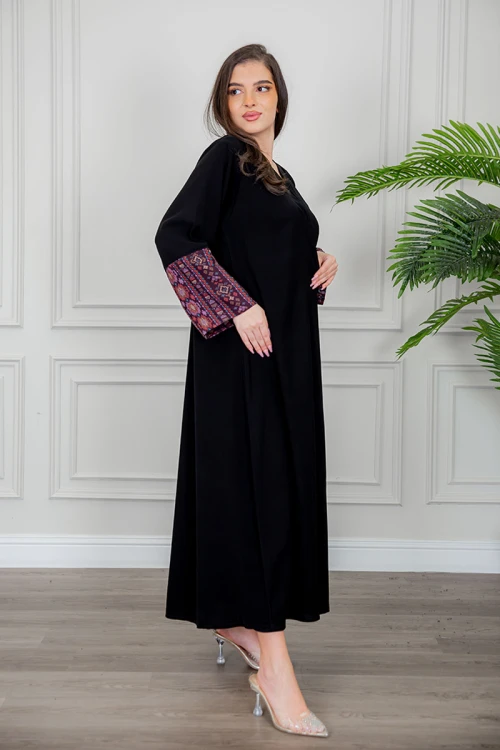 عباية نسائية كشميري أنيقة لون أسود مزينة من الأكمام و أزرار من الأمام مع طرحة