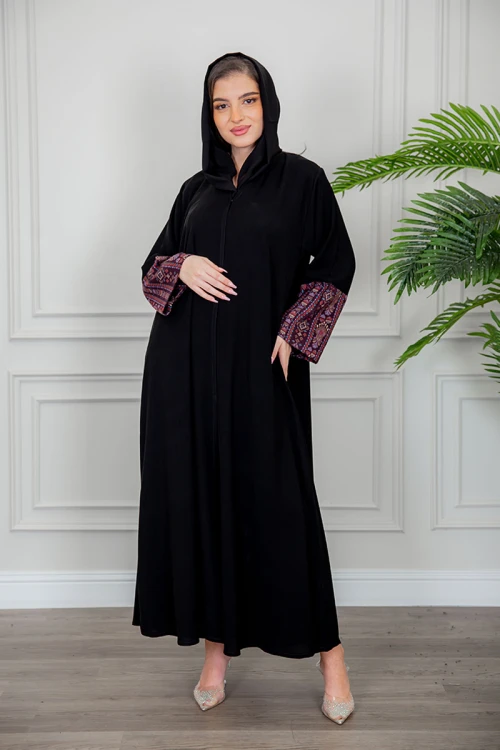 عباية نسائية كشميري أنيقة لون أسود مزينة من الأكمام و أزرار من الأمام مع طرحة