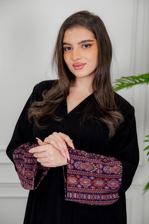 عباية نسائية كشميري أنيقة لون أسود مزينة من الأكمام و أزرار من الأمام مع طرحة
