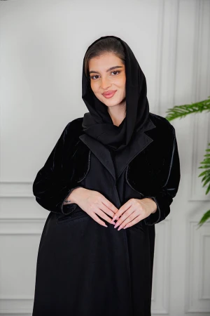عباية نسائية أنيقة لون أسود بياقة و سديري متصل من القماش المخمل مزين بفصوص باللون الأسود و بجيوب من الأمام مع طرحة