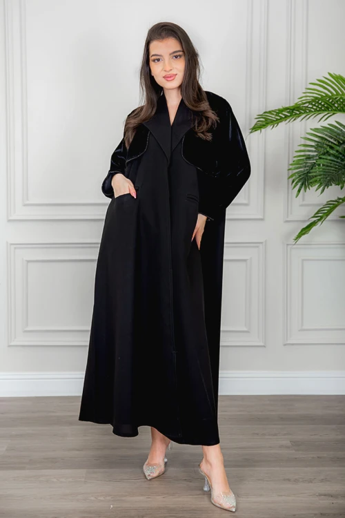 عباية نسائية أنيقة لون أسود بياقة و سديري متصل من القماش المخمل مزين بفصوص باللون الأسود و بجيوب من الأمام مع طرحة
