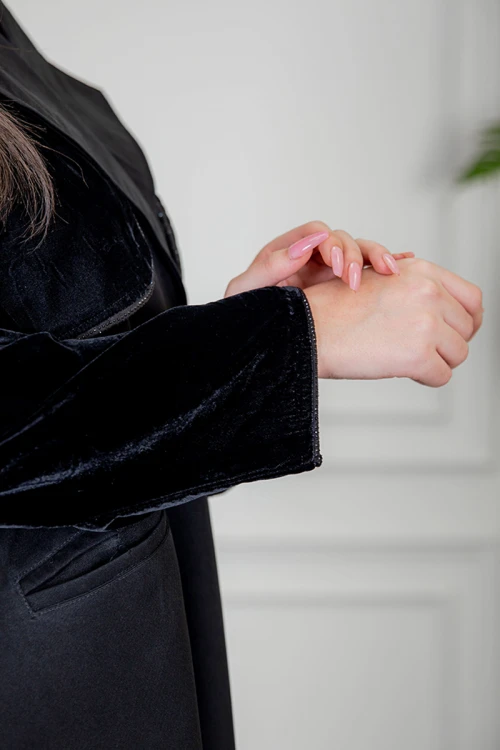 عباية نسائية أنيقة لون أسود بياقة و سديري متصل من القماش المخمل مزين بفصوص باللون الأسود و بجيوب من الأمام مع طرحة