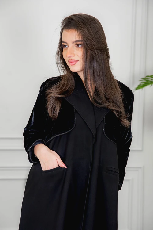 عباية نسائية أنيقة لون أسود بياقة و سديري متصل من القماش المخمل مزين بفصوص باللون الأسود و بجيوب من الأمام مع طرحة