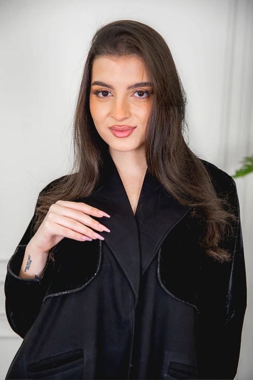 عباية نسائية أنيقة لون أسود بياقة و سديري متصل من القماش المخمل مزين بفصوص باللون الأسود و بجيوب من الأمام مع طرحة