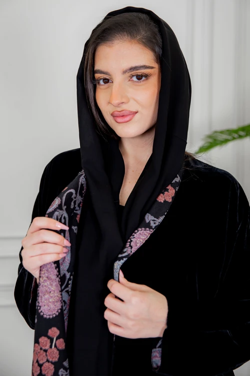 عباية نسائية شتوي أنيقة وجهين دبل فيس وجه سادة من قماش المخمل و وجه قماش كشميري كامل مع طرحة