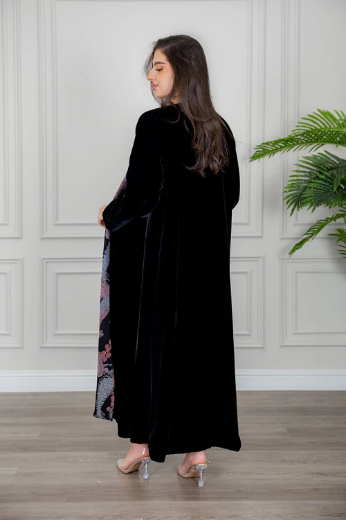 عباية نسائية شتوي أنيقة وجهين دبل فيس وجه سادة من قماش المخمل و وجه قماش كشميري كامل مع طرحة