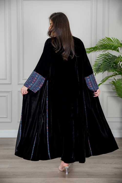 عباية نسائية شتوية كشميري أنيقة لون أسود قماش مخمل مزينة من الأكمام و الجوانب و أزرار من الأمام مع طرحة