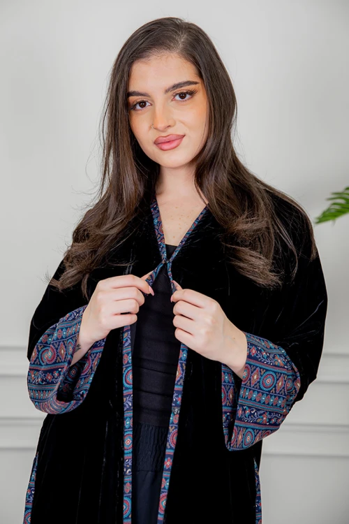 عباية نسائية شتوية كشميري أنيقة لون أسود قماش مخمل مزينة من الأكمام و الجوانب و أزرار من الأمام مع طرحة