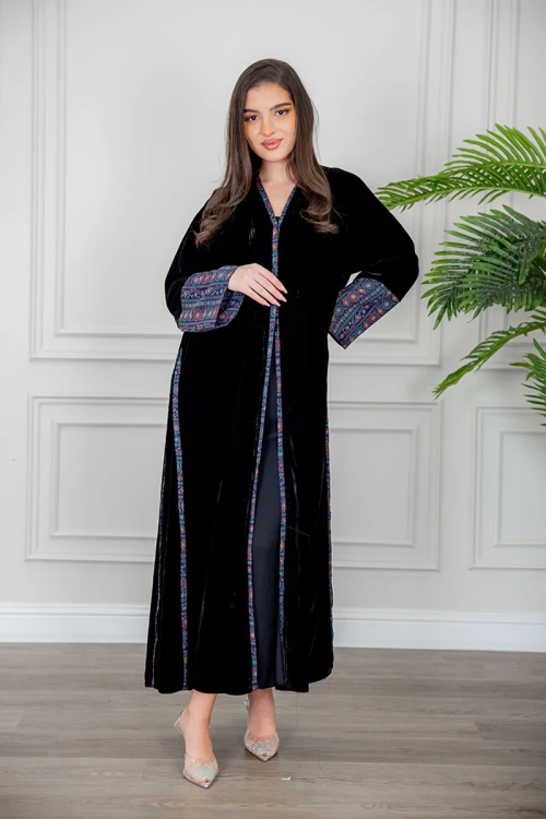 عباية نسائية شتوية كشميري أنيقة لون أسود قماش مخمل مزينة من الأكمام و الجوانب و أزرار من الأمام مع طرحة