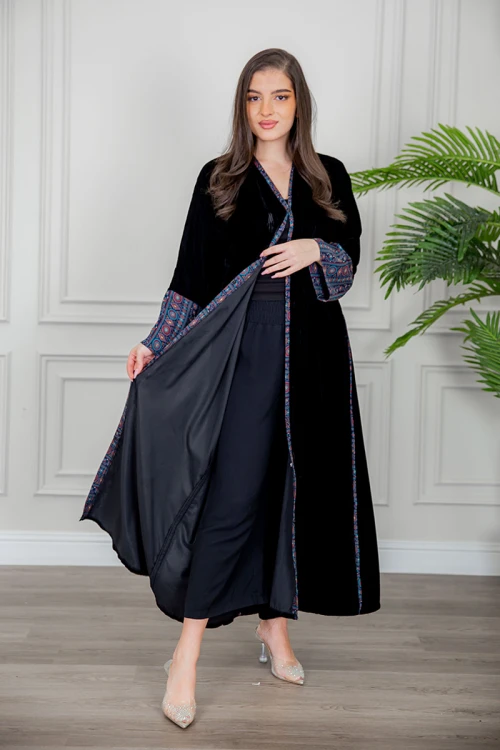 عباية نسائية شتوية كشميري أنيقة لون أسود قماش مخمل مزينة من الأكمام و الجوانب و أزرار من الأمام مع طرحة