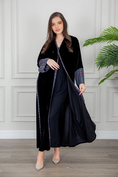 عباية نسائية شتوية كشميري أنيقة لون أسود قماش مخمل مزينة من الأكمام و الجوانب و أزرار من الأمام مع طرحة