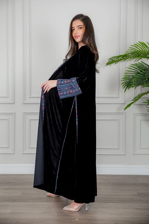 عباية نسائية شتوية كشميري أنيقة لون أسود قماش مخمل مزينة من الأكمام و الجوانب و أزرار من الأمام مع طرحة