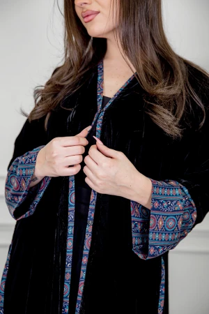 عباية نسائية شتوية كشميري أنيقة لون أسود قماش مخمل مزينة من الأكمام و الجوانب و أزرار من الأمام مع طرحة