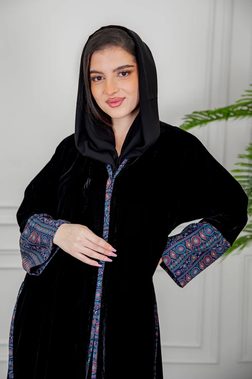 عباية نسائية شتوية كشميري أنيقة لون أسود قماش مخمل مزينة من الأكمام و الجوانب و أزرار من الأمام مع طرحة