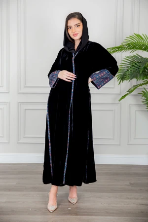 عباية نسائية شتوية كشميري أنيقة لون أسود قماش مخمل مزينة من الأكمام و الجوانب و أزرار من الأمام مع طرحة