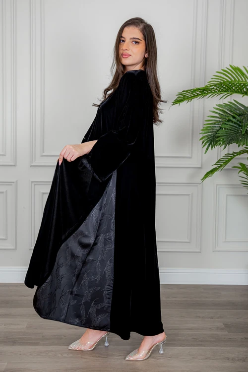 عباية نسائية شتوية أنيقة لون أسود قماش مخمل مزينة من الأكمام و تدخيلات من الجوانب بقماش مشجر و أزرار من الأمام مع طرحة