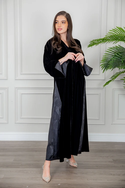 عباية نسائية شتوية أنيقة لون أسود قماش مخمل مزينة من الأكمام و تدخيلات من الجوانب بقماش مشجر و أزرار من الأمام مع طرحة
