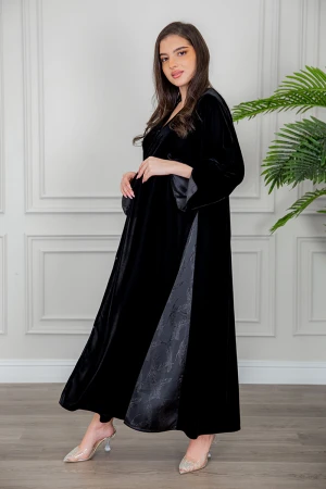 عباية نسائية شتوية أنيقة لون أسود قماش مخمل مزينة من الأكمام و تدخيلات من الجوانب بقماش مشجر و أزرار من الأمام مع طرحة