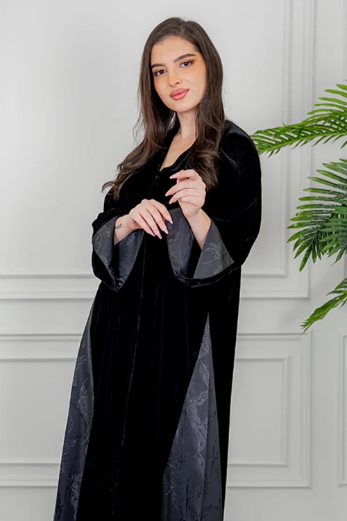 عباية نسائية شتوية أنيقة لون أسود قماش مخمل مزينة من الأكمام و تدخيلات من الجوانب بقماش مشجر و أزرار من الأمام مع طرحة