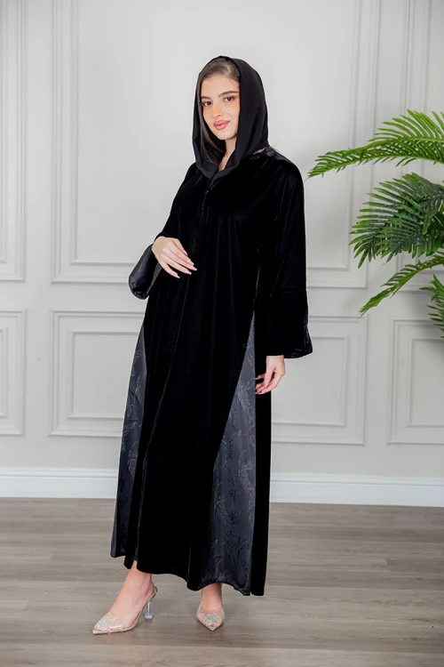 عباية نسائية شتوية أنيقة لون أسود قماش مخمل مزينة من الأكمام و تدخيلات من الجوانب بقماش مشجر و أزرار من الأمام مع طرحة