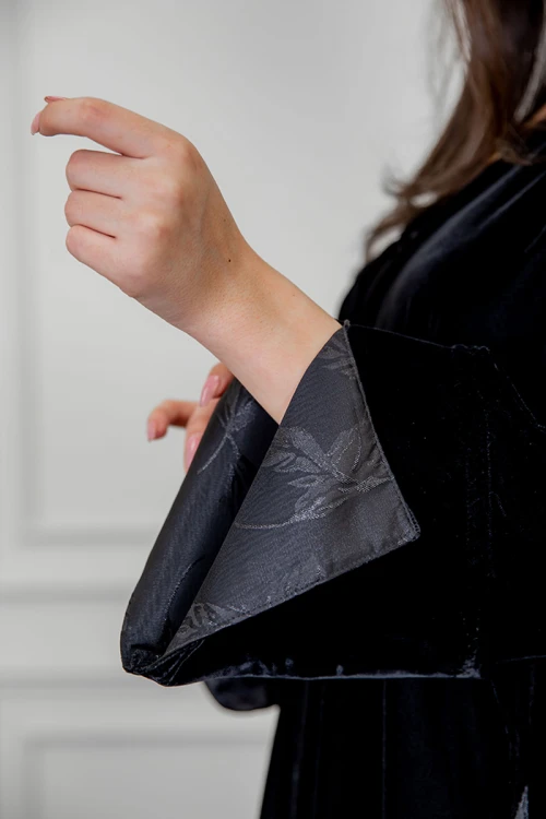 عباية نسائية شتوية أنيقة لون أسود قماش مخمل مزينة من الأكمام و تدخيلات من الجوانب بقماش مشجر و أزرار من الأمام مع طرحة