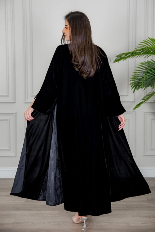 عباية نسائية شتوية أنيقة لون أسود قماش مخمل مزينة من الأكمام و تدخيلات من الجوانب بقماش مشجر و أزرار من الأمام مع طرحة