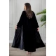 عباية نسائية شتوية أنيقة لون أسود قماش مخمل مزينة من الأكمام و تدخيلات من الجوانب بقماش مشجر و أزرار من الأمام مع طرحة