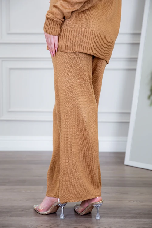 طقم تريكو نسائي شتوي قطعتين لون بني ذو أكمام طويلة و بنطلون طويل