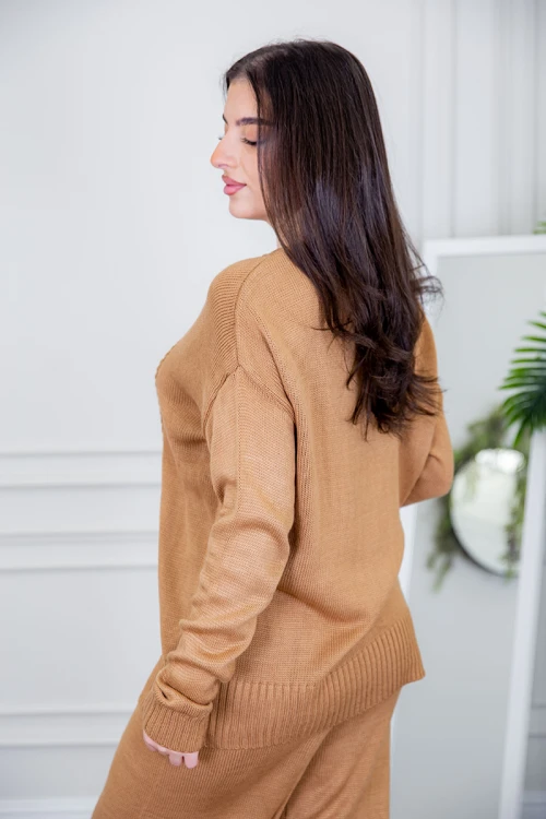 طقم تريكو نسائي شتوي قطعتين لون بني ذو أكمام طويلة و بنطلون طويل