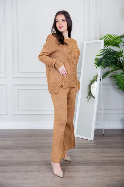 طقم تريكو نسائي شتوي قطعتين لون بني ذو أكمام طويلة و بنطلون طويل